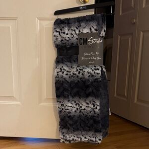 NWT Animal Print CM Studio Collection Textured Faux Fur Reverse to Plush Throw